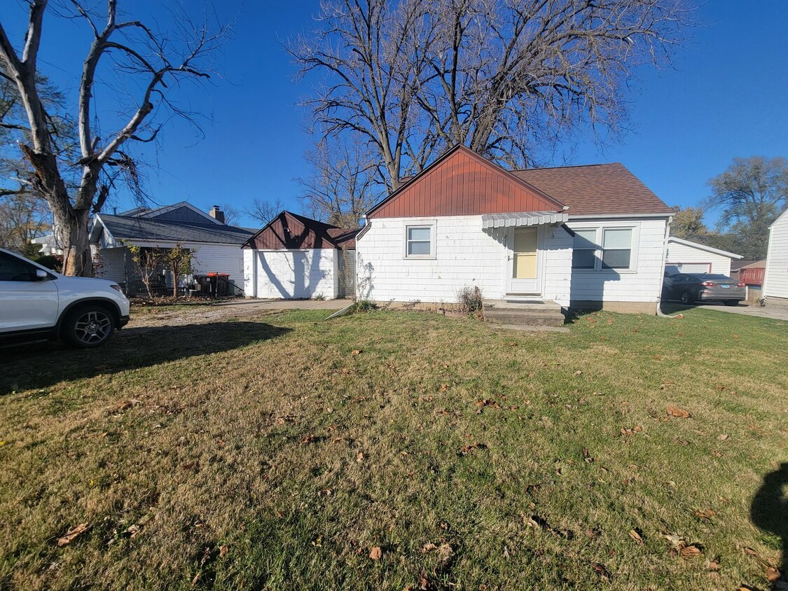 Primary Photo - 2 Bedroom & 1 Bath with Garage