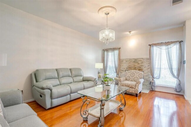 Foto del edificio - Spacious 4-Bedroom Home + Bonus Room with AC in Prime Lewisville Location