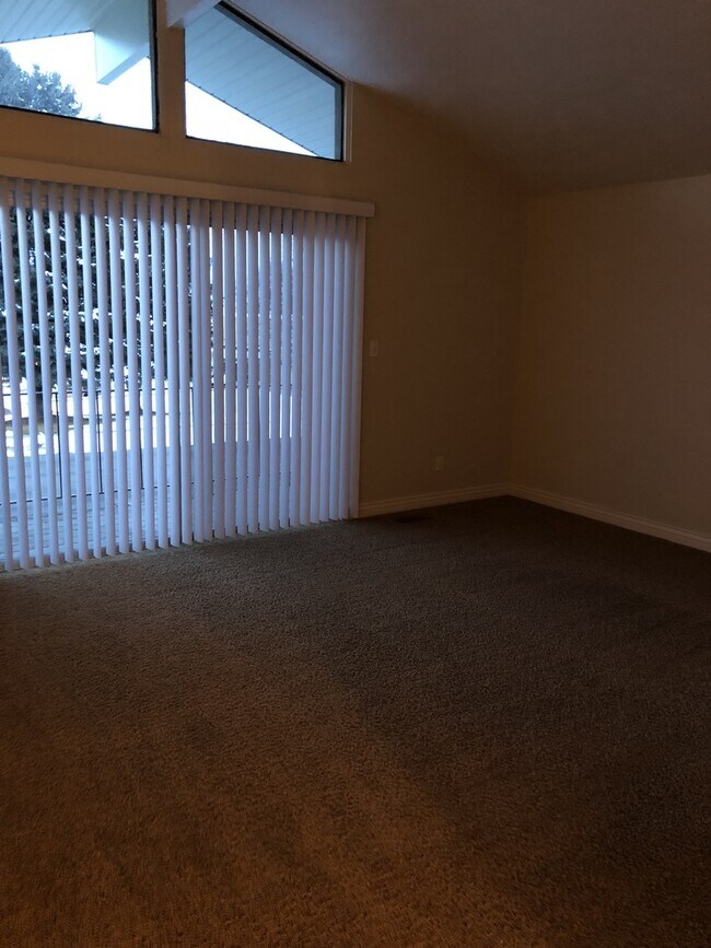 Building Photo - Duplex Available In Gorgeous Holiday Area