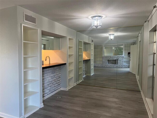 Foto del edificio - 2121 Fountain View Dr