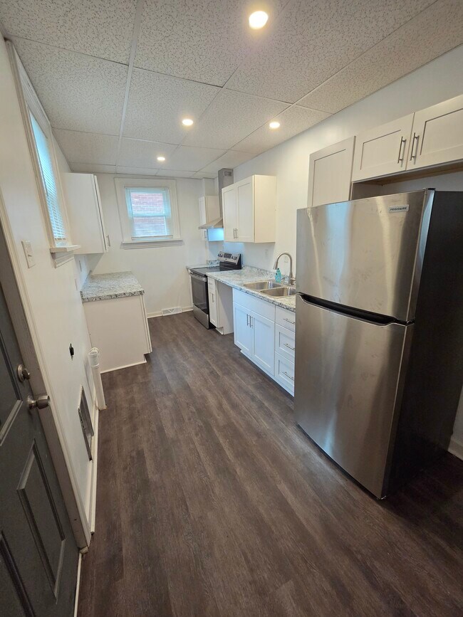 Kitchen (17.6' x 7.5') - 245 W Brady St
