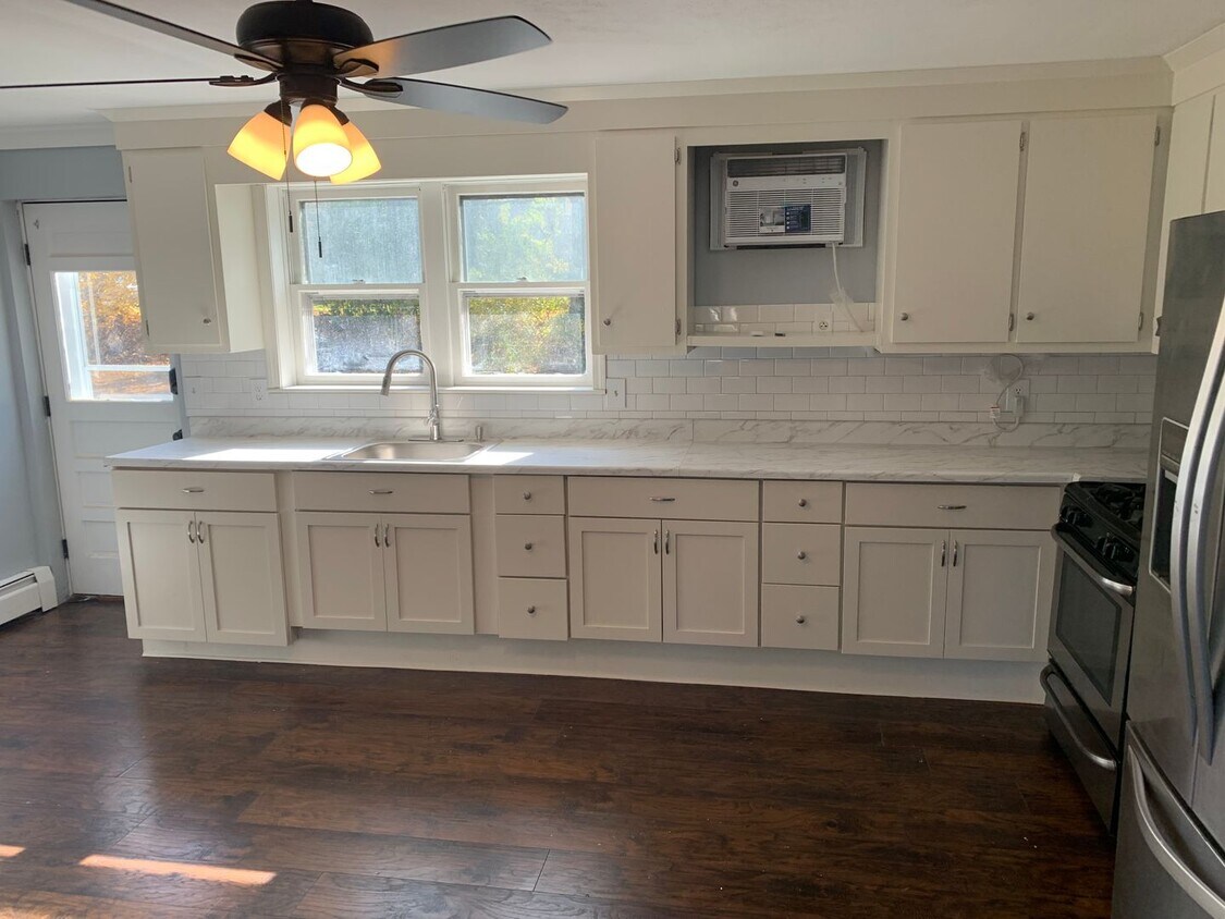 Foto principal - Newly Updated 2 Bedroom Townhouse - Availa...