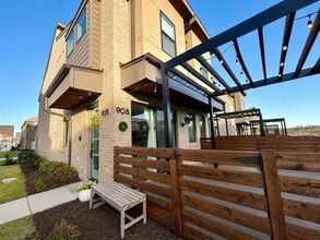 Building Photo - 908 Emerling Dr