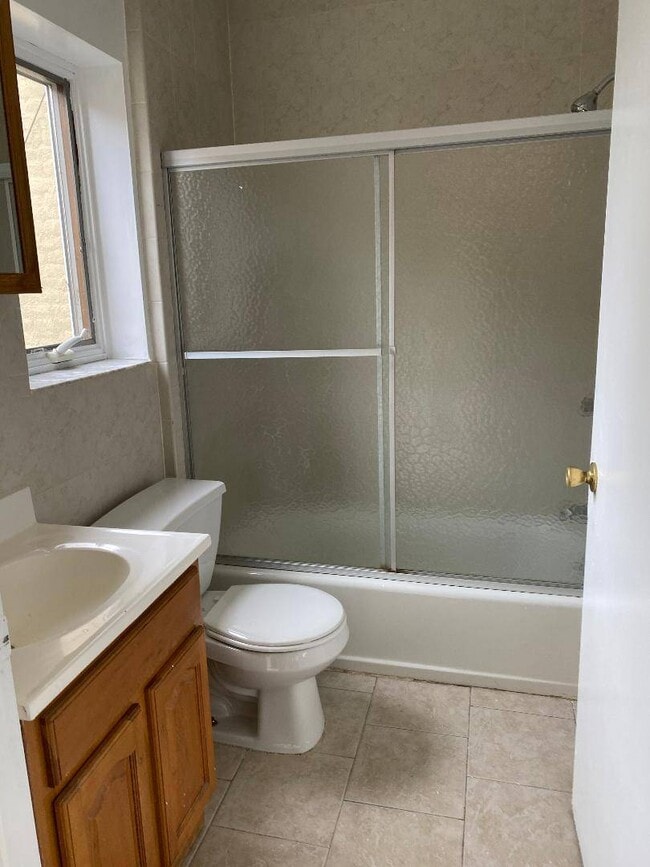 Building Photo - 2027 Bath Ave