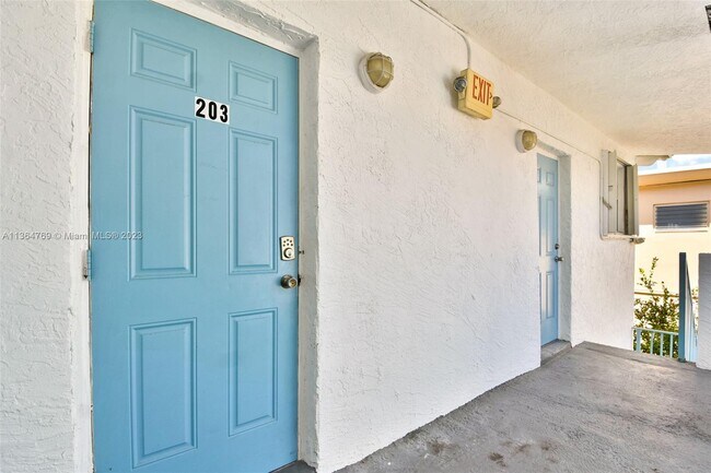 Foto del edificio - 6966 Byron Ave