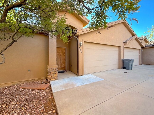 Building Photo - 3 Bed, 2 Bath, 2 Car garage Duplex Unit