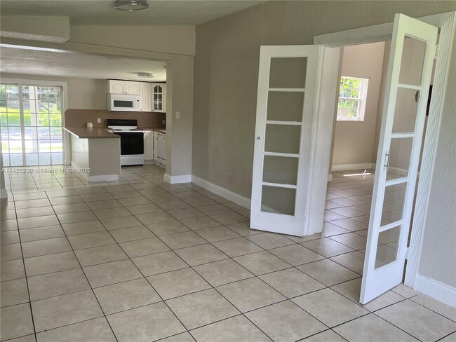 Building Photo - 5925 SW 87th Ave