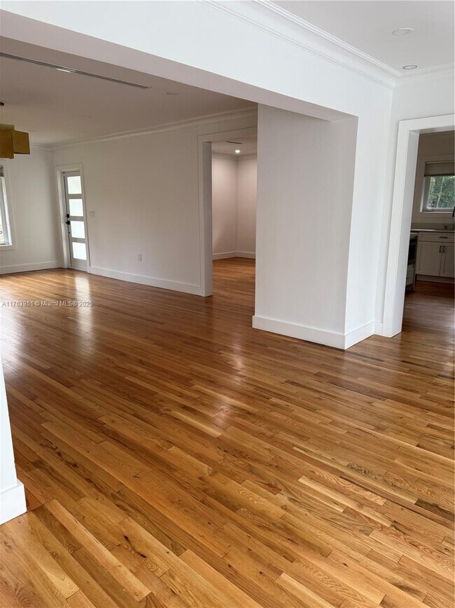 Building Photo - 447 Giralda Ave