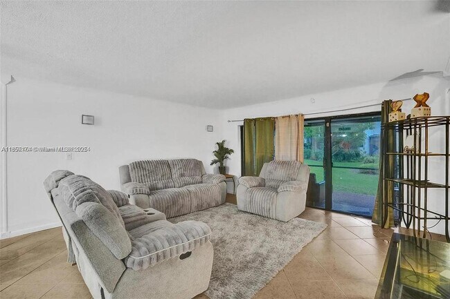 Foto del edificio - 6483 Racquet Club Dr