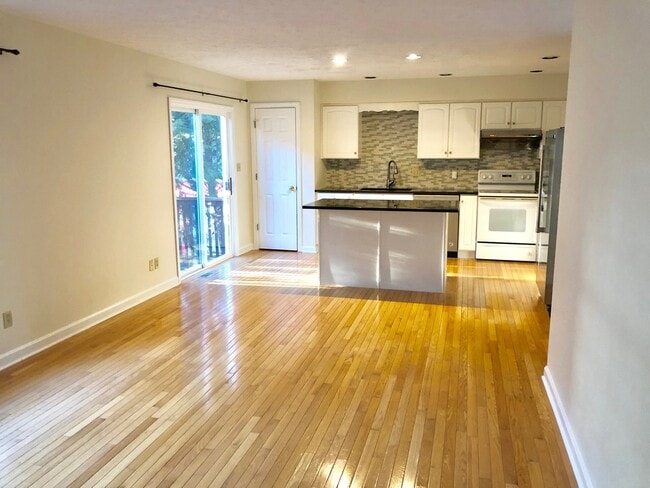 Building Photo - Beautiful 3 Bedroom Townhome In Bloomfield...