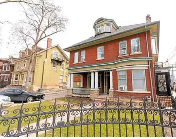 Photo du bâtiment - Palmerston Loft 2 Bedroom in Little Italy