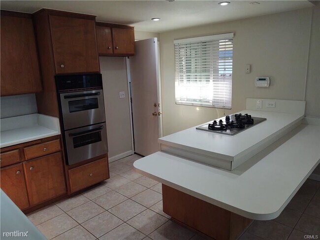 Building Photo - 4 br, 2 bath House - 831 Essex St