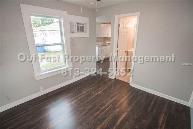Building Photo - 226 SW Lincoln Cir N