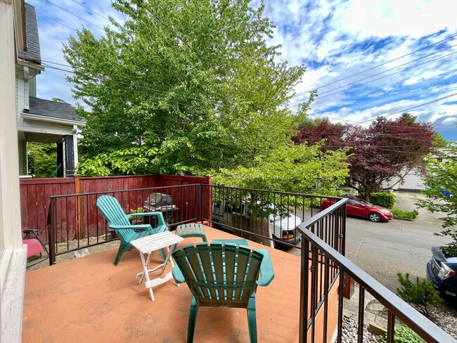 Building Photo - Lovely NE  3 Bed 2 Bath - King Neighborhood - A/C, Garage and Location!