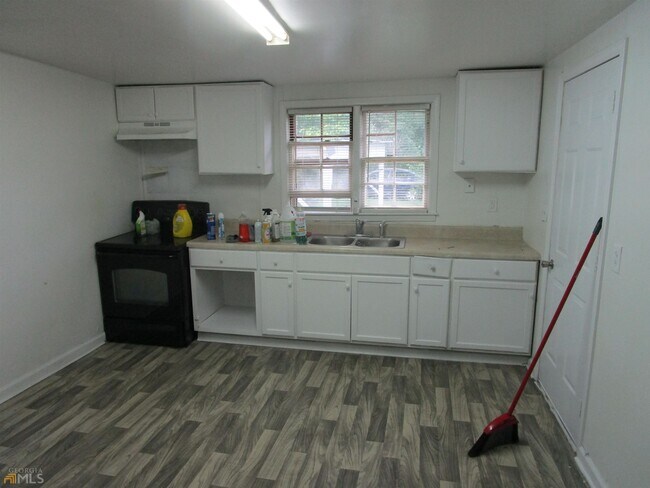 Building Photo - 1247 Kitchens St