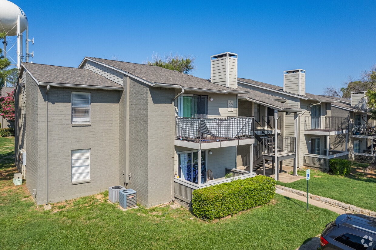 Oak Park Apartments in Euless, TX