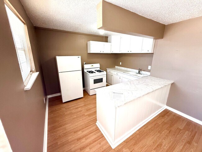 Foto del edificio - AVAILABLE NOW! 2 Bedroom / 1 Bath Duplex Near Brooks City Base!