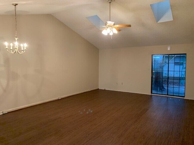 Building Photo - 2 Bedroom/2 Bathroom Townhome located clos...