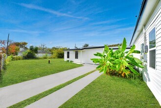 Building Photo - 1203 W 6th St