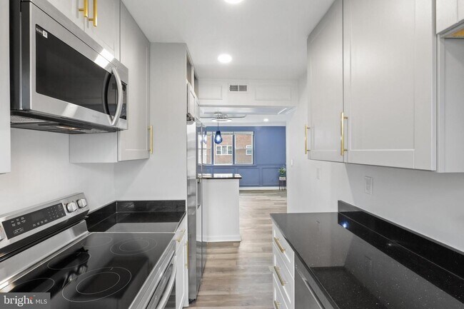 Building Photo - 6188 Greenwood Dr