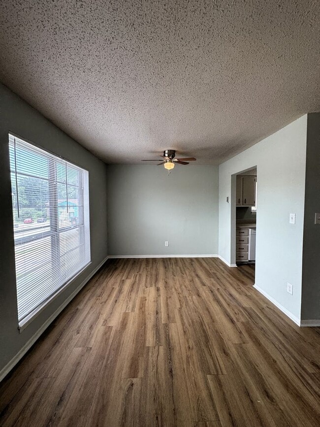 Building Photo - Move-In Special!!!