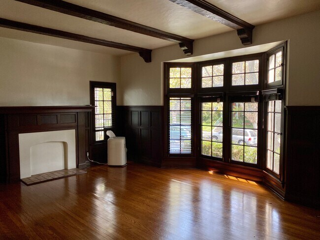 Living Room - 407 N Sycamore Ave