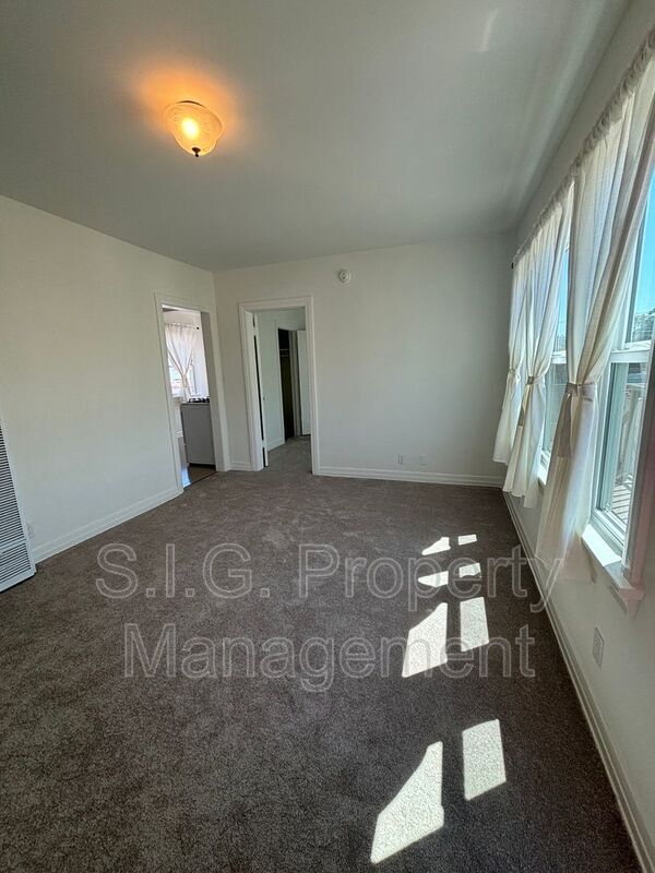 Building Photo - 2815 1/2 Rowena Ave
