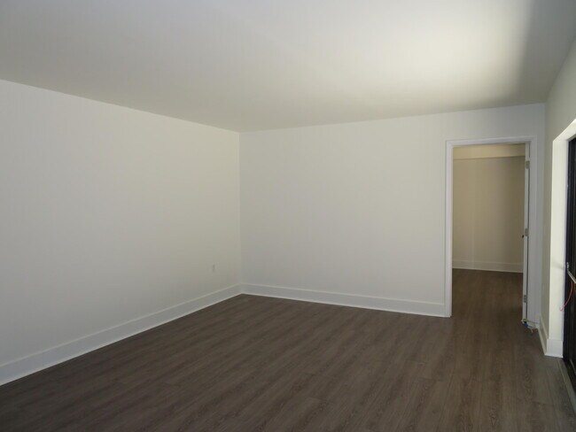 Building Photo - 1700 Embassy Dr
