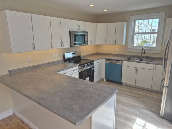 Building Photo - 9 Maple St