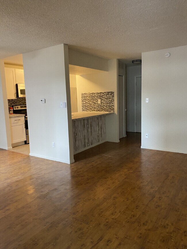 Foto del edificio - Two Bedroom Townhome - Saturn Drive