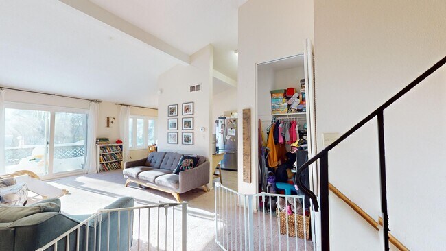 Building Photo - 542 Meadow Court, Available August 1st!