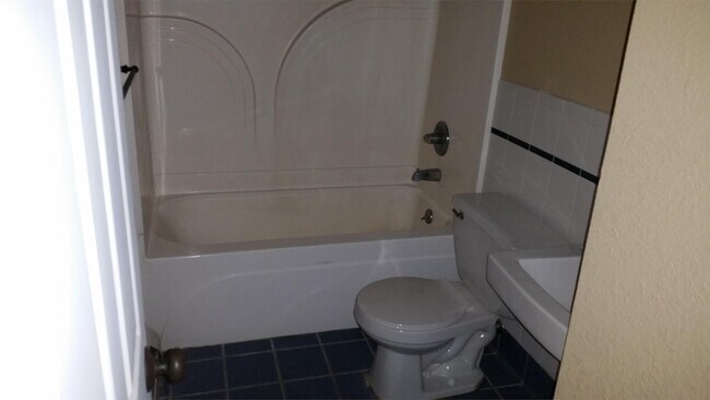 Foto del edificio - 932 E College St