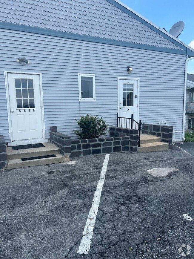 Building Photo - 709 Hill Rd