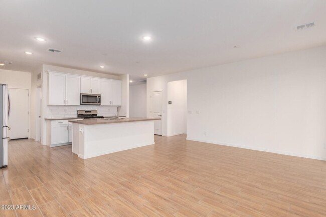 Foto del edificio - 12658 W Northview Ave