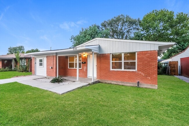 Building Photo - 2125 Dewberry Ln