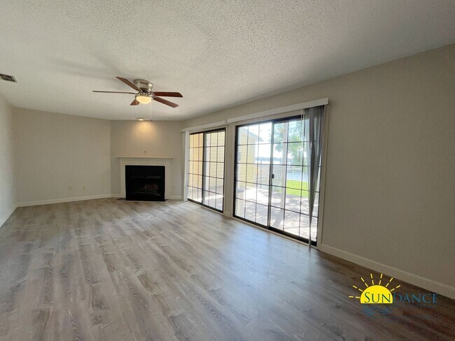 Building Photo - Stunning 3 Bedroom Townhome in Shalimar!