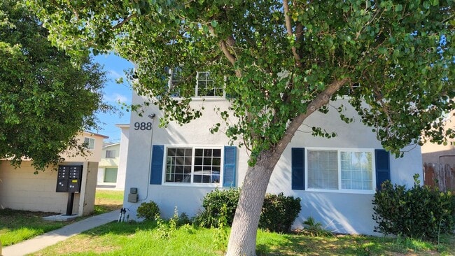 Building Photo - 988 El Camino Dr