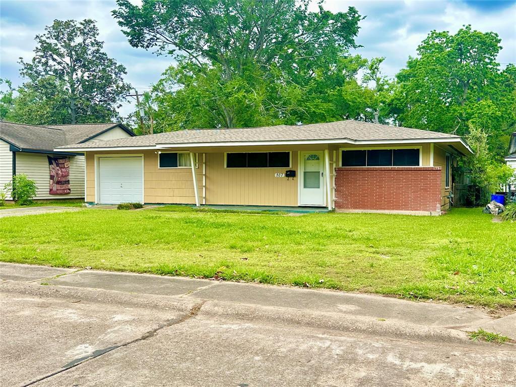Primary Photo - 107 Poinsettia St