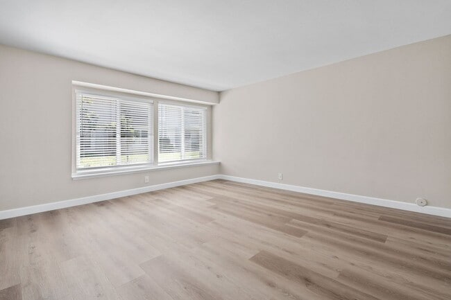 Building Photo - Large Modern Renovated 3 Bedroom 2.5 Bath ...