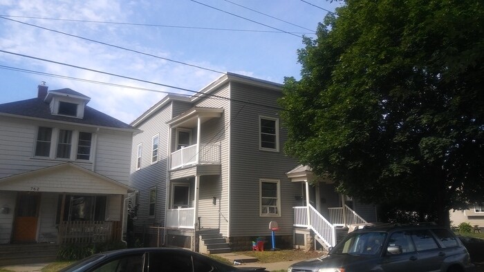 Primary Photo - Upper 3 Bed 1 Bath Apartment on NW Side