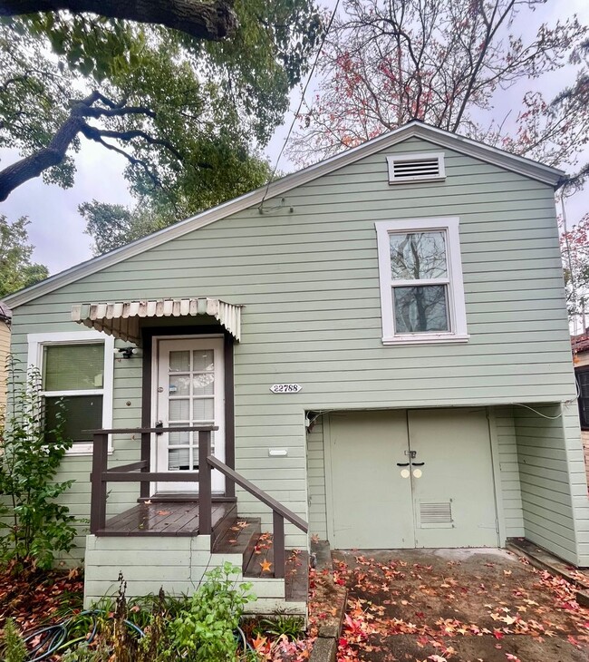 Building Photo - Charming 1 bedroom house with garage, back...