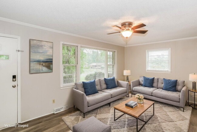 Building Photo - 125 Pinevale Dr