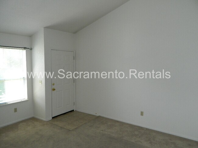 Building Photo - Spacious Rosemont 2bd/1ba Condo with Extras!