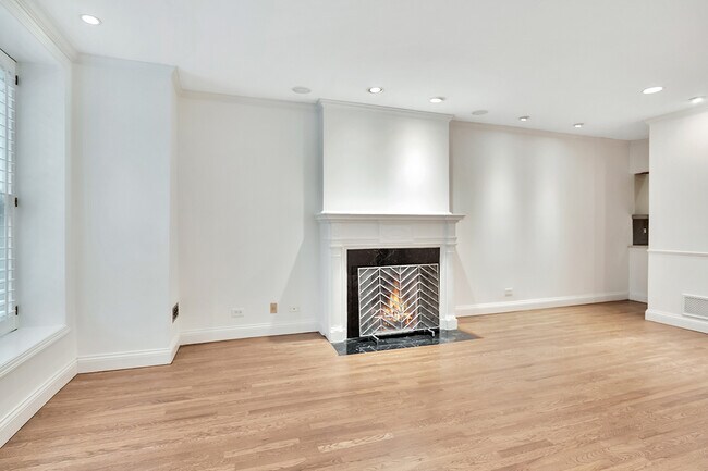 Living Room/ Dining Combo - Facing S - 1228 N Dearborn St