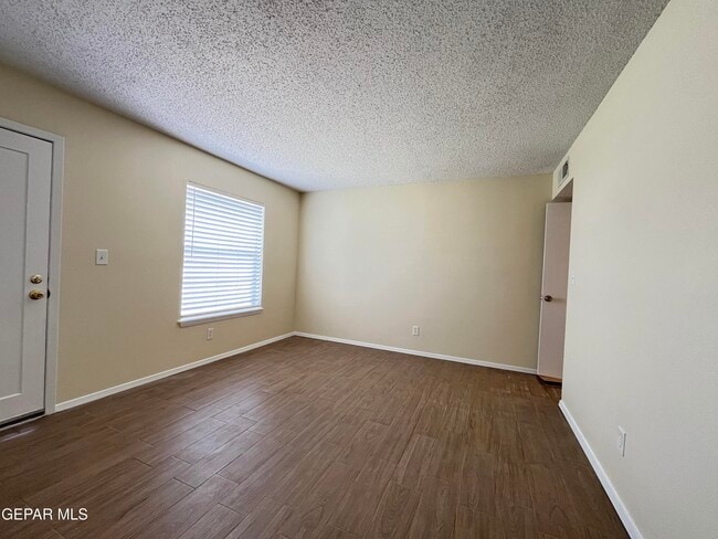 Foto del edificio - 11016 Pebble Hills Blvd
