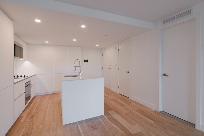 Building Photo - 3460 Rue Peel