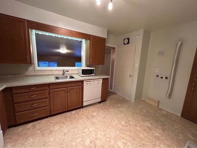 Building Photo - 1035 Connaught Crescent