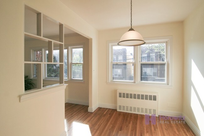 Building Photo - 28-21-28-45 45th St