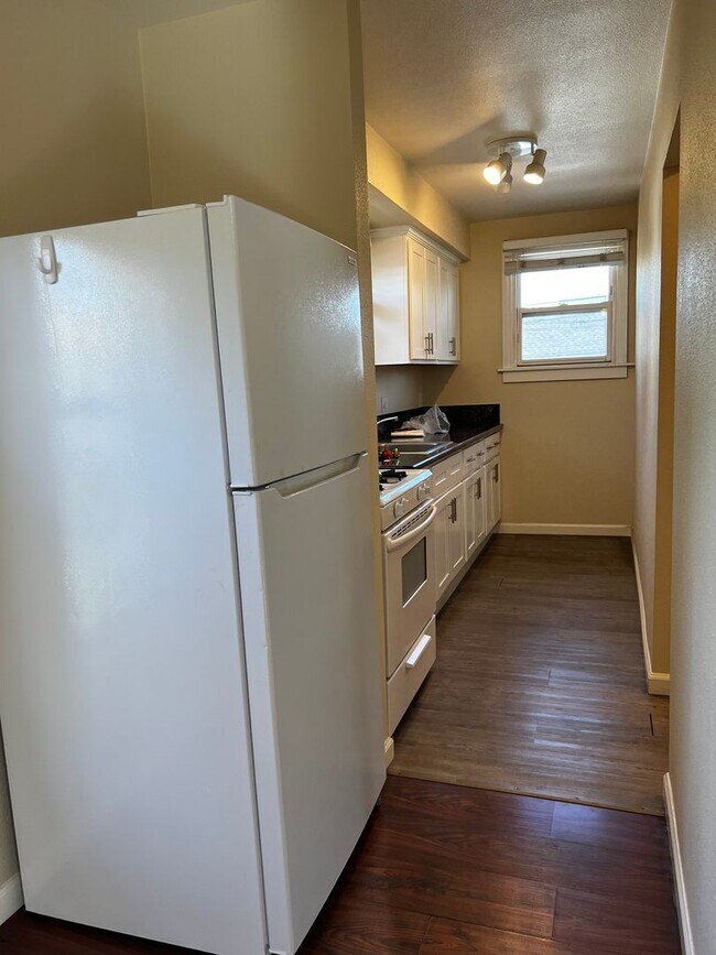 Building Photo - 1 Bedroom 1 Bath Remodeled Apartment for Rent in Uptown Whittier