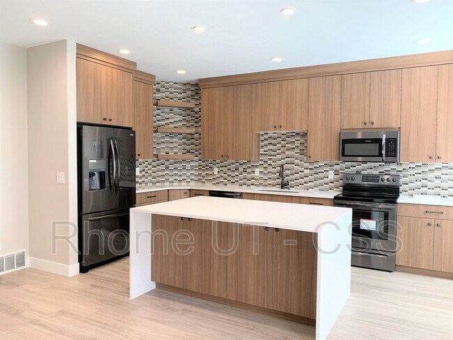 Building Photo - 14855 S Treseder St